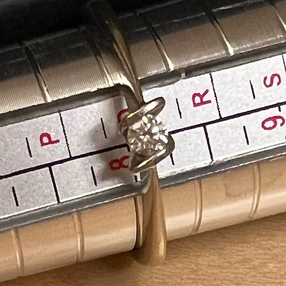 🔥Genuine .12tdw 10KT White Gold Diamond Ring size 8 - Picture 5 of 14
